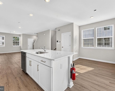 157 Essex Drive - Photo Thumbnail 5