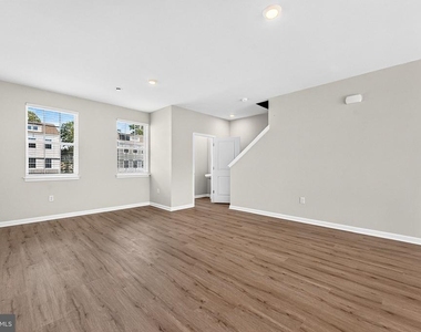 157 Essex Drive - Photo Thumbnail 6