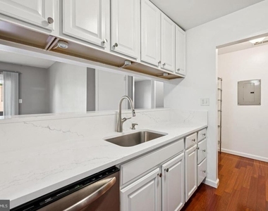 706 Woodhollow Drive - Photo Thumbnail 5