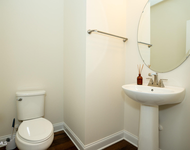 647 Newlyn Drive - Photo Thumbnail 8
