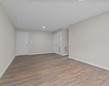 1302 King Street - Photo Thumbnail 9