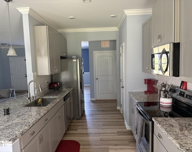 132 Lexington Drive - Photo Thumbnail 5