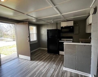 1117 Gurley Street - Photo Thumbnail 3