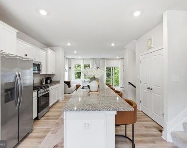 6815 Winterhill Ln - Photo Thumbnail 10