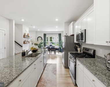 6815 Winterhill Ln - Photo Thumbnail 11