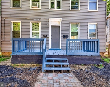 40 S Governors Avenue - Photo Thumbnail 2