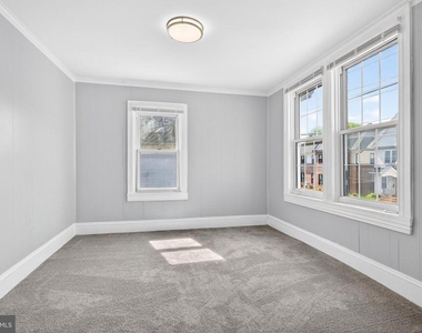 216 W Division Street - Photo Thumbnail 7