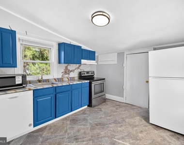 216 W Division Street - Photo Thumbnail 12
