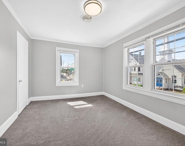 216 W Division Street - Photo Thumbnail 4