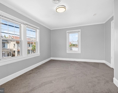 216 W Division Street - Photo Thumbnail 5