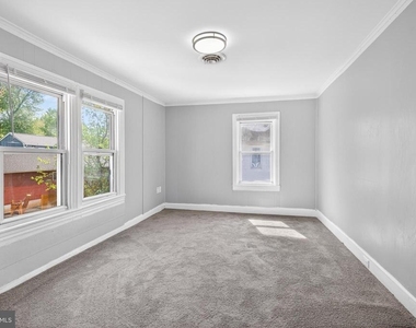 216 W Division Street - Photo Thumbnail 8
