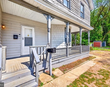 216 W Division Street - Photo Thumbnail 1