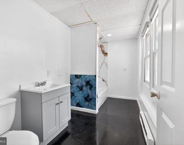 214 W Division Street - Photo Thumbnail 7