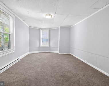 214 W Division Street - Photo Thumbnail 9