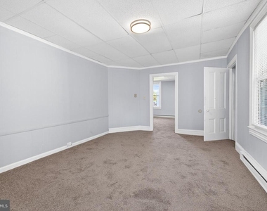 214 W Division Street - Photo Thumbnail 10