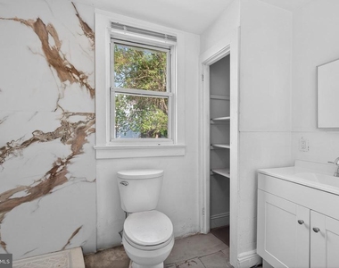 214 W Division Street - Photo Thumbnail 11