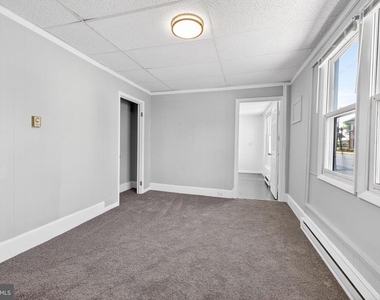 214 W Division Street - Photo Thumbnail 6