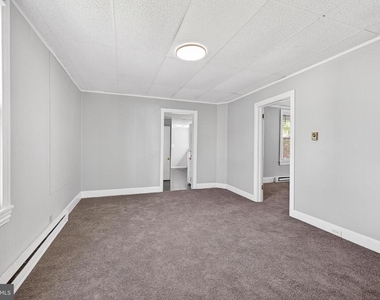 214 W Division Street - Photo Thumbnail 5