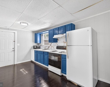 214 W Division Street - Photo Thumbnail 4