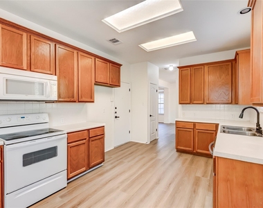 8116 Forest Heights Ln - Photo Thumbnail 11