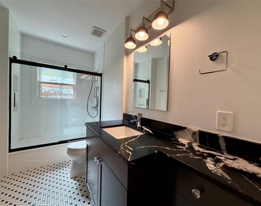 1211 E 2nd St - Photo Thumbnail 6