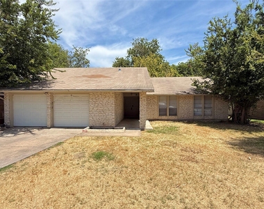 10105 Oak Hollow Dr - Photo Thumbnail 1