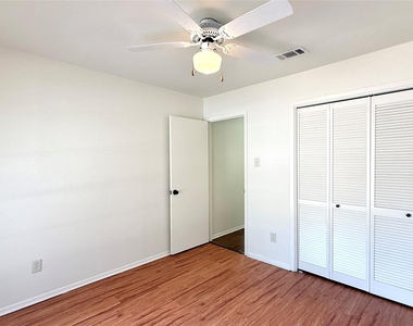 10105 Oak Hollow Dr - Photo Thumbnail 10