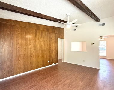 10105 Oak Hollow Dr - Photo Thumbnail 5