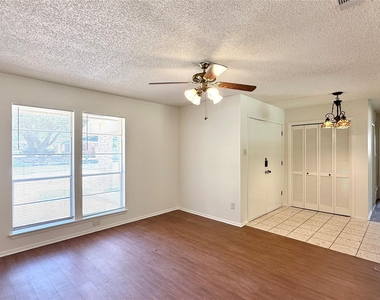 10105 Oak Hollow Dr - Photo Thumbnail 4