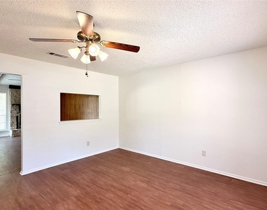 10105 Oak Hollow Dr - Photo Thumbnail 3