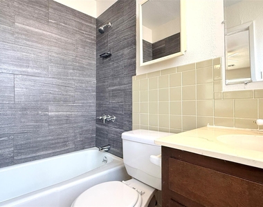 10105 Oak Hollow Dr - Photo Thumbnail 16