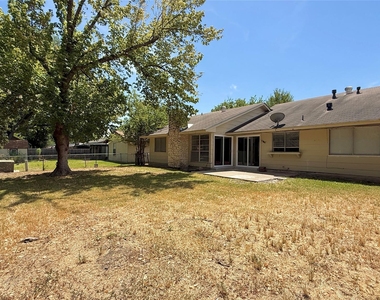 10105 Oak Hollow Dr - Photo Thumbnail 17