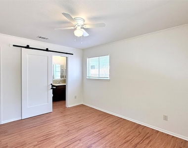 10105 Oak Hollow Dr - Photo Thumbnail 14