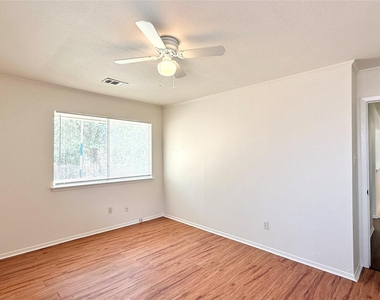 10105 Oak Hollow Dr - Photo Thumbnail 13
