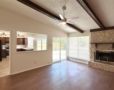 10105 Oak Hollow Dr - Photo Thumbnail 6