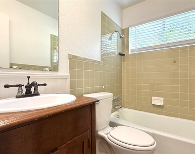 10105 Oak Hollow Dr - Photo Thumbnail 15