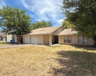 10105 Oak Hollow Dr - Photo Thumbnail 2