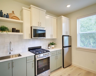 6802 Montana St - Photo Thumbnail 2
