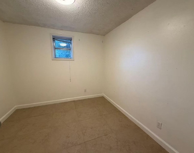 803 W 28th St - Photo Thumbnail 4