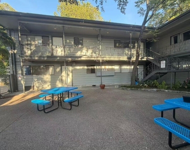 803 W 28th St - Photo Thumbnail 2