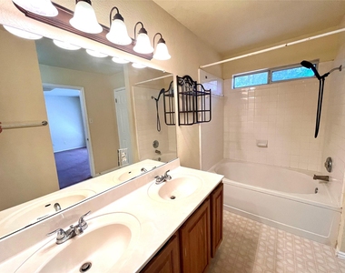 100 Giancarlos Ln - Photo Thumbnail 12