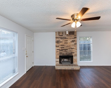 2102 Courtney St - Photo Thumbnail 2