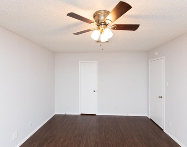 2102 Courtney St - Photo Thumbnail 6