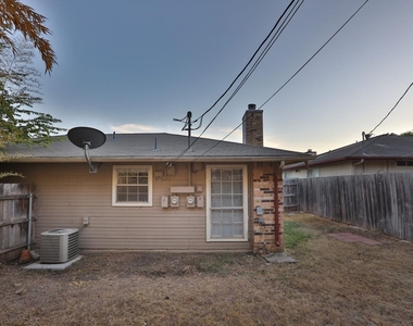 2102 Courtney St - Photo Thumbnail 10