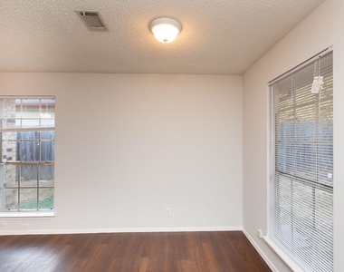 2102 Courtney St - Photo Thumbnail 12