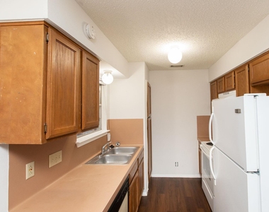 2102 Courtney St - Photo Thumbnail 4