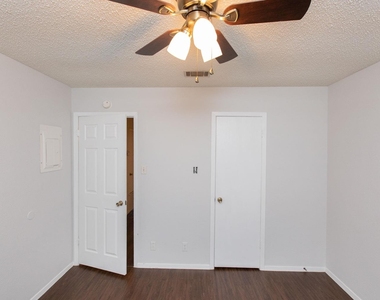 2102 Courtney St - Photo Thumbnail 9