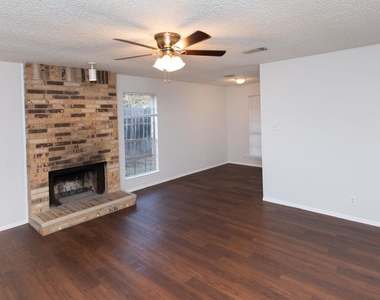 2102 Courtney St - Photo Thumbnail 3