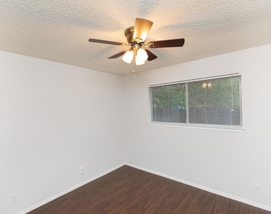 2102 Courtney St - Photo Thumbnail 8