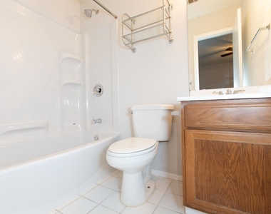 2102 Courtney St - Photo Thumbnail 7